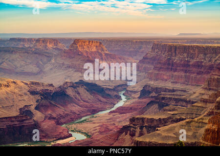 Grand Canyon, Arizona, USA in der Morgendämmerung vom South Rim. Stockfoto