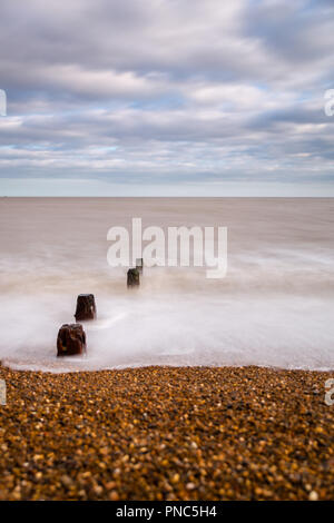 Minimalistischer lange Belichtung Blick aus Meer bei Bawdsey, Suffolk, England. Frame enthält eine Menge leerer Raum Stockfoto