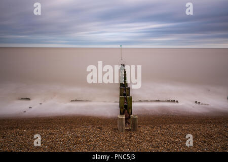 Minimalistischer lange Belichtung Blick aus Meer bei Bawdsey, Suffolk, England. Frame enthält eine Menge leerer Raum Stockfoto