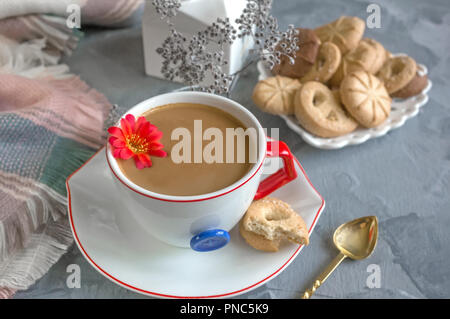 Morgen heiße Schokolade in die ursprüngliche weiße Tasse mit der blauen Taste auf dem Hintergrund der Kekse. Belebendes Frühstück Stockfoto