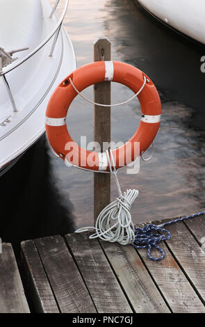 Leben Boje auf Holz- Dock mit natürlichen Look. Stockfoto