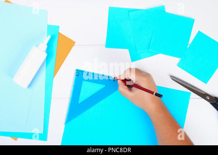 DIY. Ein Papier menorah mit seinen eigenen Händen aus Papier. Menorah für die jüdische Feiertag Hanukkah. Handgefertigt für das Kind Stockfoto