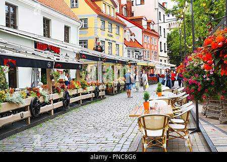 RIGA, Lettland - 29. AUGUST 2018: Restaurants und bunten Gebäude am Meistaru Straße in der Altstadt Stockfoto