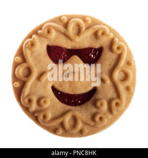 Lächelnd Cookie mit Rogue- oder freche Augen mit Marmelade gefüllt, auf weißem Hintergrund Stockfoto