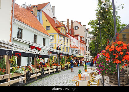 RIGA, Lettland - 29. AUGUST 2018: Restaurants und bunten Gebäude am Meistaru Straße in der Altstadt Stockfoto