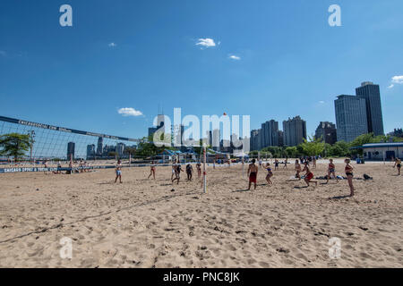 Blick auf die Skyline von Chicago von der North Avenue Beach Volleyballplatz am Lake Michigan, Chicago, Illinois. Stockfoto