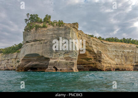 Wasserseite Blick auf Liebhaber Sprung an die dargestellten Felsen National Lakeshore in der Oberen Halbinsel von Michigan Stockfoto