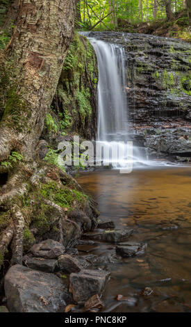 Rock River Falls ist ein beliebter Wasserfall in der Nähe von Chatham und Munising Michigan in der Oberen Halbinsel von Michigan Stockfoto