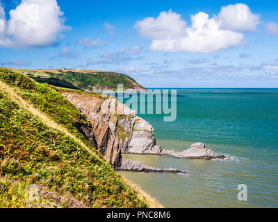 Die Aussicht von der Küste weg in Richtung Aberporth an der walisischen Küste in Ceredigion. Stockfoto