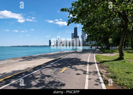 Lakefront Trail auf dem Lake Shore Drive mit Blick auf die Skyline von Chicago, IL. Stockfoto