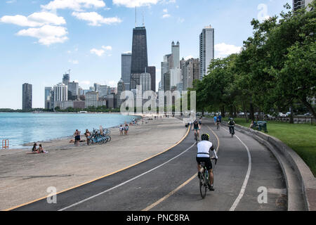 Lakefront Trail auf dem Lake Shore Drive mit Blick auf die Skyline von Chicago, IL. Stockfoto