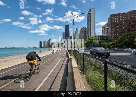 Lakefront Trail auf dem Lake Shore Drive mit Blick auf die Skyline von Chicago, IL. Stockfoto