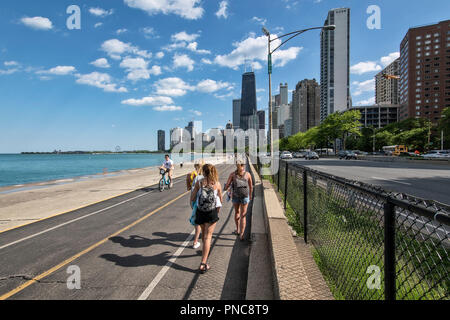 Lakefront Trail auf dem Lake Shore Drive mit Blick auf die Skyline von Chicago, IL. Stockfoto