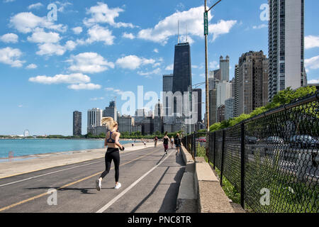 Lakefront Trail am Lake Shore Drive, Lake Michigan, mit Blick auf die Skyline von Chicago, IL. Stockfoto