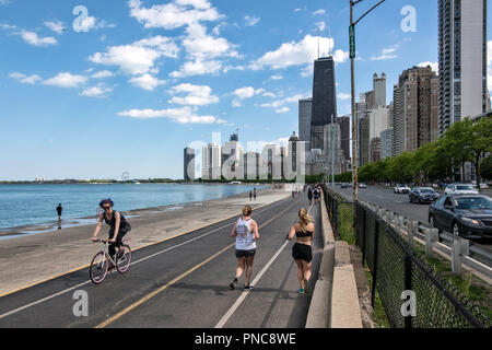 Lakefront Trail am Lake Shore Drive, Lake Michigan, mit Blick auf die Skyline von Chicago, IL. Stockfoto