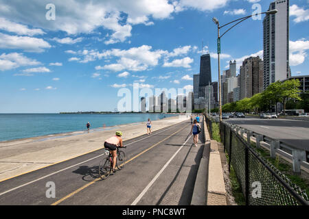 Lakefront Trail am Lake Shore Drive, Lake Michigan, mit Blick auf die Skyline von Chicago, IL. Stockfoto