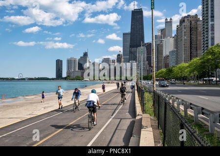 Lakefront Trail am Lake Shore Drive, Lake Michigan, mit Blick auf die Skyline von Chicago, IL. Stockfoto