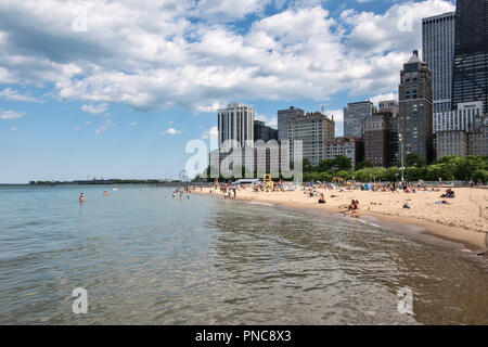 Oak Street Beach, Lake Michigan, mit Blick auf die Skyline von Chicago, IL. Stockfoto