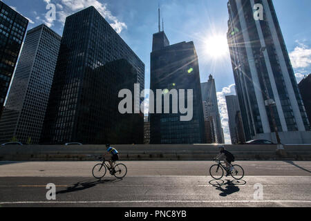 Radfahrer, direkt am Wanderweg auf dem Lake Shore Drive mit Blick auf die Skyline von Chicago, IL. Stockfoto