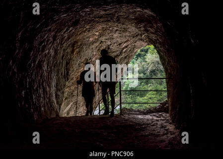 Zwei Wanderer verlassen Tunnel auf dem Sentier Martel Pfad in den Gorges du Verdon/Verdon Canyon, Provence-Alpes-Côte d'Azur, Frankreich Stockfoto