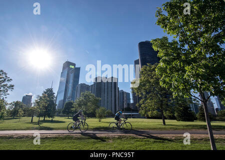 Radfahrer, direkt am Wanderweg mit dem Chicago, IL Skyline. Stockfoto