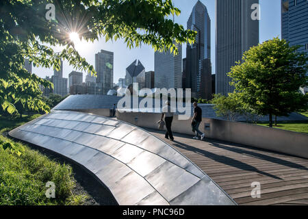 BP Fußgängerbrücke von dem Architekten Frank O. Gehry mit Chicago, IL Skyline. Stockfoto