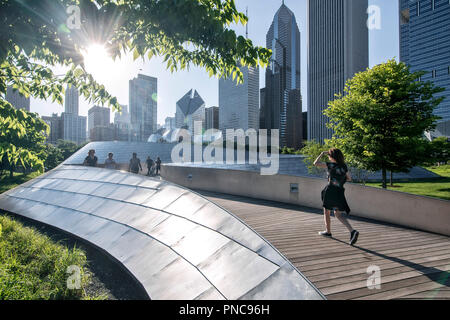 BP Fußgängerbrücke von dem Architekten Frank O. Gehry mit Chicago, IL Skyline. Stockfoto