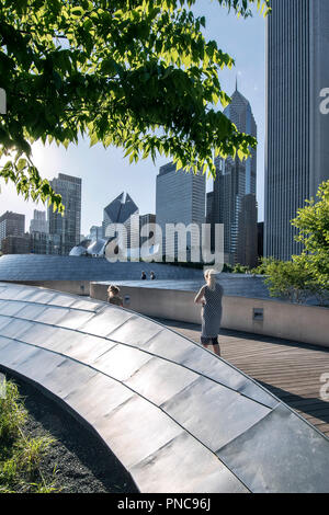 BP Fußgängerbrücke von dem Architekten Frank O. Gehry mit Chicago, IL Skyline. Stockfoto
