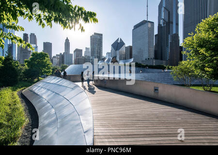 BP Fußgängerbrücke von dem Architekten Frank O. Gehry mit Chicago, IL Skyline. Stockfoto