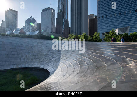 BP Fußgängerbrücke von dem Architekten Frank O. Gehry mit Chicago, IL Skyline. Stockfoto