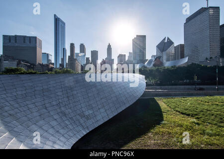 BP Fußgängerbrücke von dem Architekten Frank O. Gehry mit Chicago, IL Skyline. Stockfoto