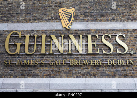 Dublin, Irland - 13. August 2018: Das Guinness Schild am Guinness St. James's Gate Brauerei in der Stadt Dublin, Republik Irland, Stockfoto