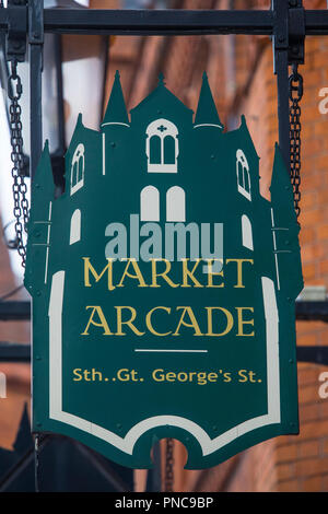 Dublin, Irland - 13. August 2018: Das Schild über dem Eingang zum Markt Arcade auf South Great Georges Street im Stadtzentrum von Dublin, Repu Stockfoto