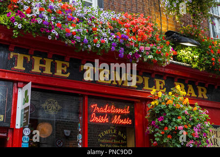 Dublin, Irland - 13. August 2018: Ein Blick auf die Temple Bar Public House, in der Temple Bar Gegend in Dublin in der Republik Irland entfernt Stockfoto