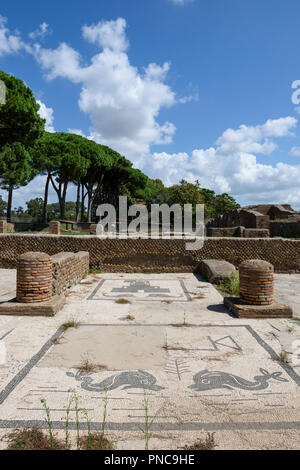 Rom. Italien. Ostia Antica. Mosaik ebnet der Römische Kaufmann Büro/Laden auf der Piazzale delle Corporazioni (Platz der Gilden oder Unternehmen). Statio Stockfoto