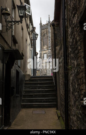 Kilkenny, Irland - 14 August 2018: Die Suche nach einer Gasse in Richtung der Turm der St. Mary's Mittelalterliche 1,6 km Museum in der historischen Stadt Stockfoto