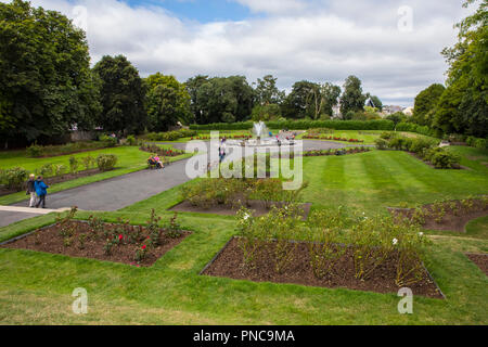 Kilkenny, Irland - 14 August 2018: Ein Blick auf die wunderschöne Parklandschaft in Kilkenny Castle in der historischen Stadt Kilkenny, Republik von Ir Stockfoto