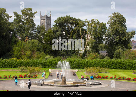 Kilkenny, Irland - 14 August 2018: Blick auf einen Brunnen in der schönen Parklandschaft in Kilkenny Castle in der historischen Stadt Kilkenny, Stockfoto