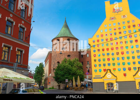 Die Altstadt von Riga Lettland, mit Blick auf die bunten Ende Wand in dem Jakob Kaserne Gebäude und die mittelalterliche Pulverturm in der Altstadt von Riga Torna Iela Bereich. Stockfoto