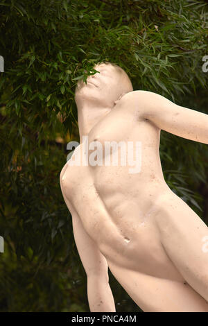 'Discovery', Marmor Skulptur von Lucy Glendinning der DNA-Entdeckung durch Francis Crick, einem lokalen Kop zu gedenken, im Einkaufszentrum, Northampton. Stockfoto