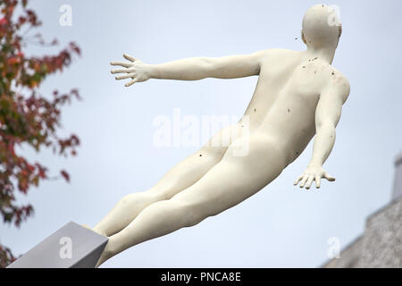 'Discovery', Marmor Skulptur von Lucy Glendinning der DNA-Entdeckung durch Francis Crick, einem lokalen Kop zu gedenken, im Einkaufszentrum, Northampton. Stockfoto