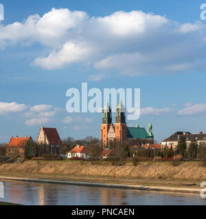 Schöne Landschaft mit Fluss Warthe und die Türme der Kathedrale in Poznan, Polen Stockfoto