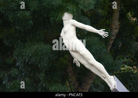 'Discovery', Marmor Skulptur von Lucy Glendinning der DNA-Entdeckung durch Francis Crick, einem lokalen Kop zu gedenken, im Einkaufszentrum, Northampton. Stockfoto