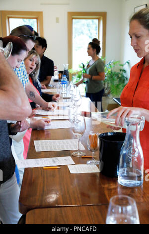 Weinprobe im Weingut Lamoreaux Landung Verkostungsraum. Seneca Lake. Finger Lakes. New York. USA Stockfoto