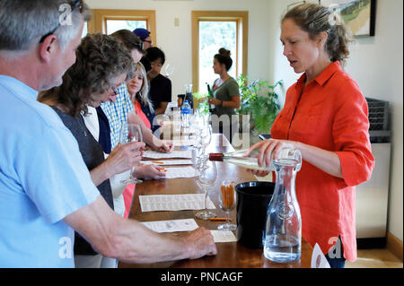 Weinprobe im Weingut Lamoreaux Landung Verkostungsraum. Seneca Lake. Finger Lakes. New York. USA Stockfoto