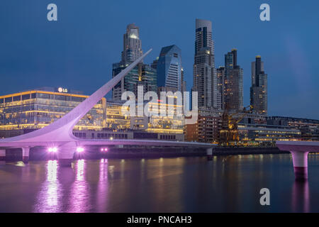 BUENOS AIRES, ARGENTINIEN - 20.September 2018: Buenos Aires Skyline und der Frau Brücke breite Schuß an Blaue Stunde in Argentinien Stockfoto