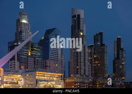 Buenos Aires moderne Architektur Skyline fest Schuss an der blauen Stunde in Argentinien Stockfoto