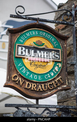 Dungarvan, Republik von Irland - 15. August 2018: Eine veraltete und verschlissene Bulmers Cider Zeichen außerhalb eine Kneipe in der Nähe von Dungarvan, Republik Irland. Stockfoto