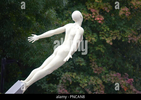 'Discovery', Marmor Skulptur von Lucy Glendinning der DNA-Entdeckung durch Francis Crick, einem lokalen Kop zu gedenken, im Einkaufszentrum, Northampton. Stockfoto