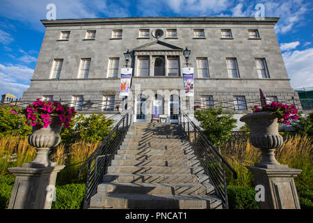 Waterford, Irland - 16. August 2018: Das Äußere des Bishops Palace in der Stadt Waterford, Irland. Es beherbergt einen Schatz Stockfoto